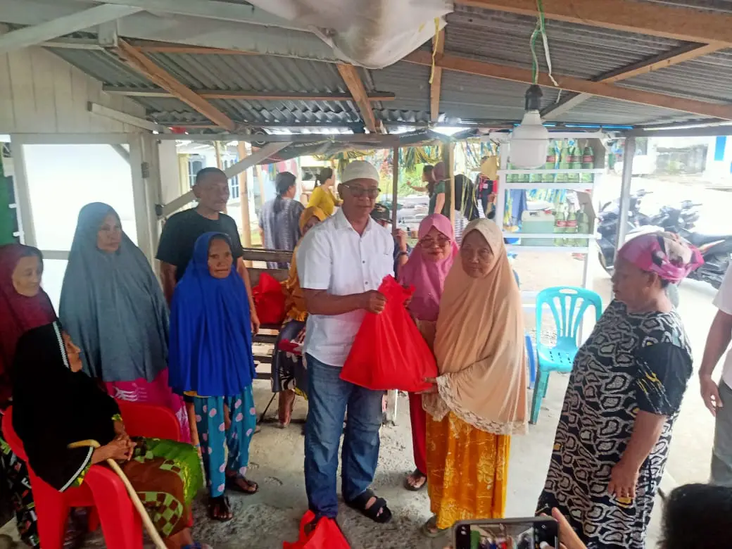 Bupati Boltim Oskar Manoppo Bersama Kepala Bank BNI Tutuyan Bagikan Sembako