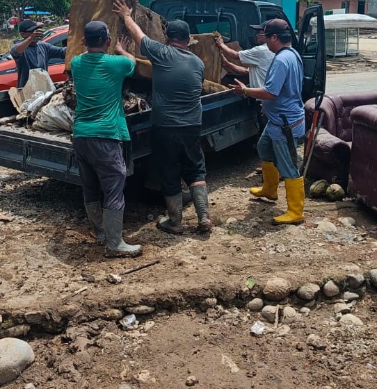 Pemdes Mooat Tunjukkan Aksi Kemanusiaan, Bantu Korban Banjir di Desa Togid